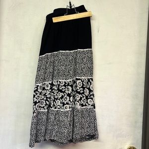 Woman’s Size 1X black and white with flowers very comfortable Skirt